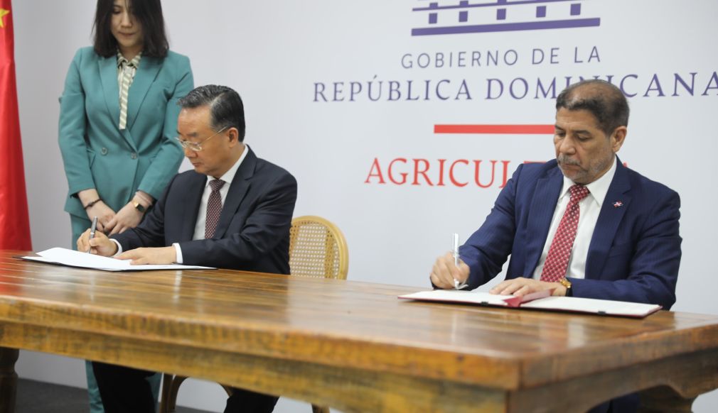 Ministros de Agricultura de ambas naciones firman memorándum cooperación. Tang Renjian se convierte en el primer ministro de Agricultura asiático en visitar a Quisqueya.