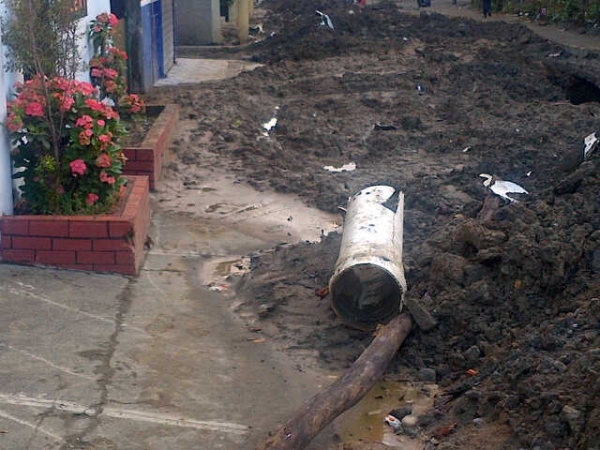 Alcantarilla rota frente a una residencia en el sector La Reforma de Bonao.
