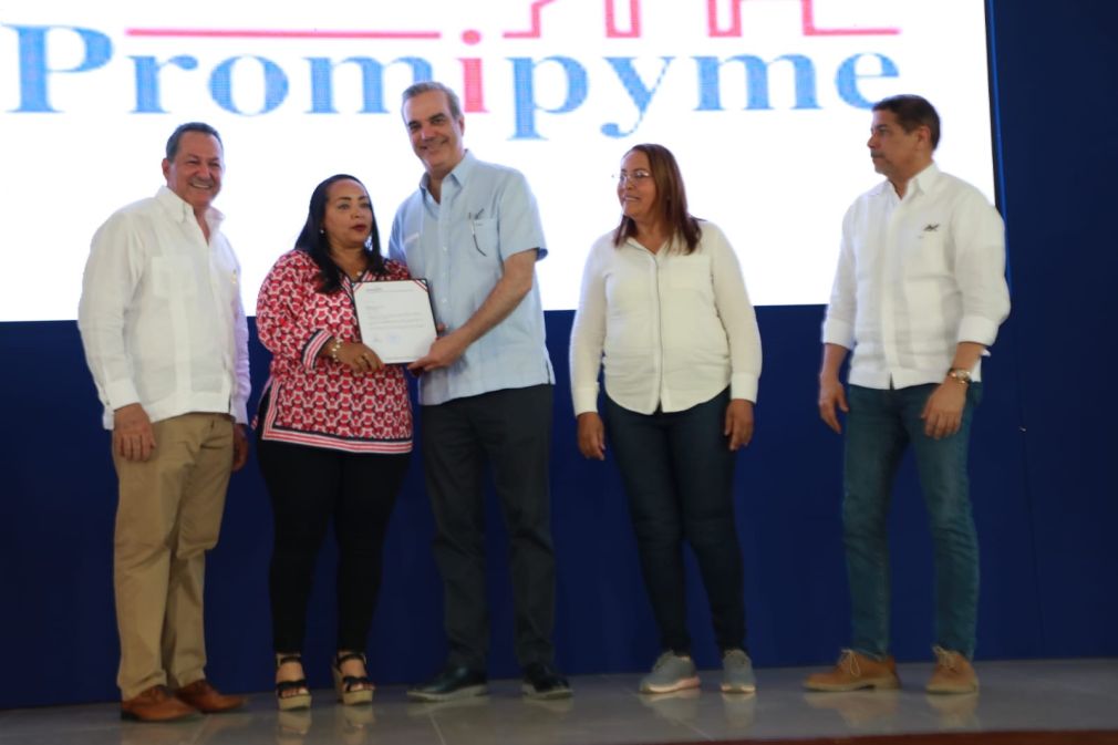 Para la entrega de préstamos a beneficiarios se escogió una selección de 10 prestatarios quienes recibieron sus certificados de desembolsos de manos del Presidente Luis Abinader y Porfirio Peralta.