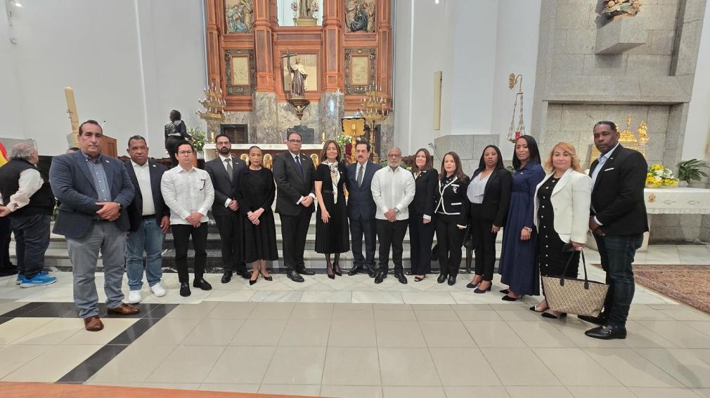 La ceremonia religiosa rindió homenaje póstumo a todas las personas fallecidas en el lamentable suceso.