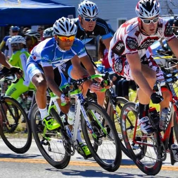 Equipo Aro &amp; Pedal Fenix en busca de podio en la vuelta Independencia