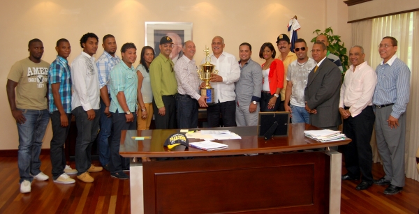 Ministro de deportes agasaja campeones granjeros de Moca