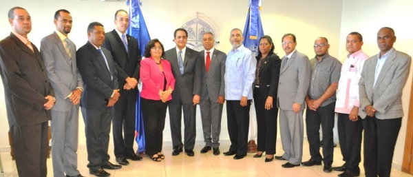 El doctor Grullón Fernández y Francisco Fernández, junto a la comitiva del municipio Santo Domingo Norte que visitó al primero, además de algunas autoridades universitarias.