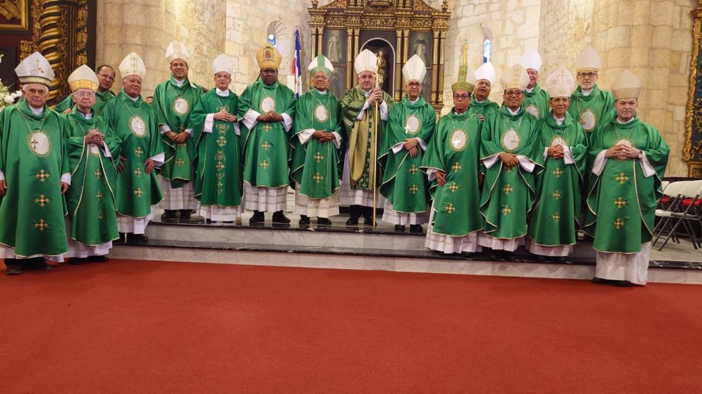 El nuevo Nuncio Apostólico en la República Dominicana, monseñor Piergiorgio Bertoldi y los obispos dominicanos.