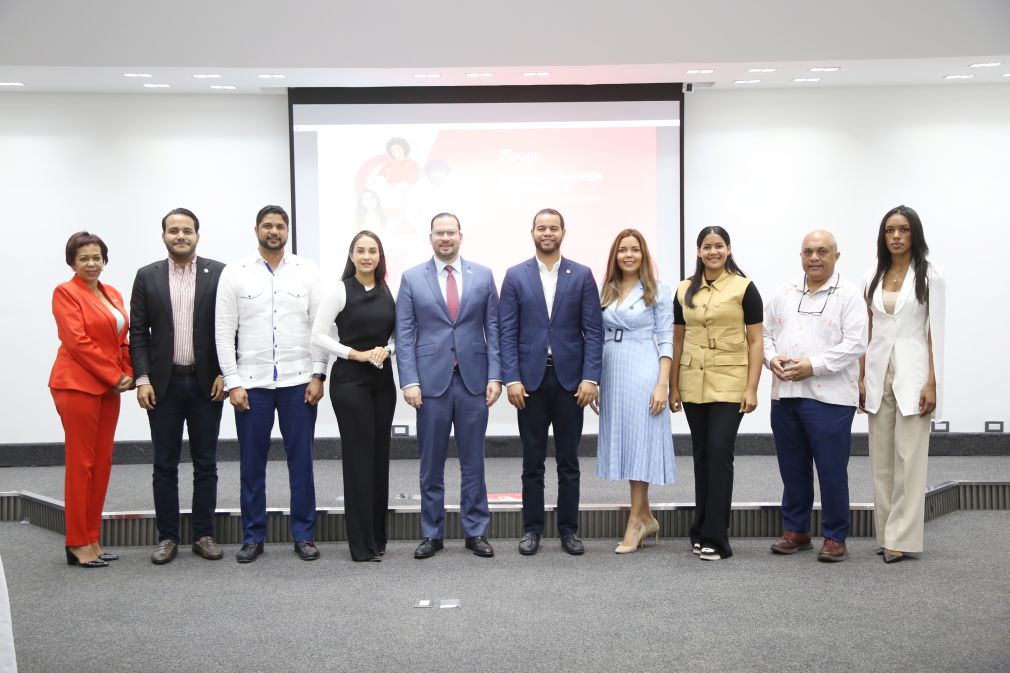El encuentro fue realizado en el salón Hugo Tolentino Dipp de la Cámara de Diputados y contó también con la participación de los miembros del ANJE, Nathaly Suárez, encargada de Comunicación; Mariel Ramírez, encargada de la Unidad Técnica y Gissele Varela, secretaria. Así también los diputados Rogelio Genio, Gustavo Lara, Jesús Ogando, Priscila de Oleo y Eduviges Bautista. 