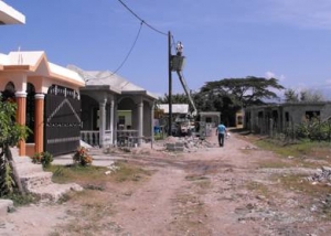 Cabildo electrifica varios sectores y repara viviendas en comunidades: 