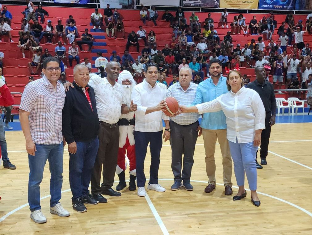 Kelvin Cruz realizó el saque de honor previo al último partido de la serie final.
