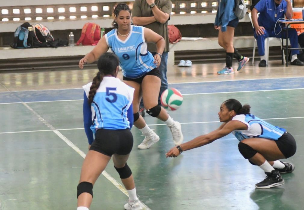 Acción en el voleibol femenino del torneo de voleibol sala de los Juegos Universitarios 2024, por la copa Miderec, organizado por la Comisión Nacional de Deportes Universitarios (CNDU).