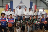 Funcionarios de la provincia Duarte, así como atletas, dirigentes deportivos y habitantes del sector Pueblo Nuevo agradecieron al gobierno del presidente Luis Abinader y al ministro Kelvin Cruz por hacer posible la construcción de esta obra.