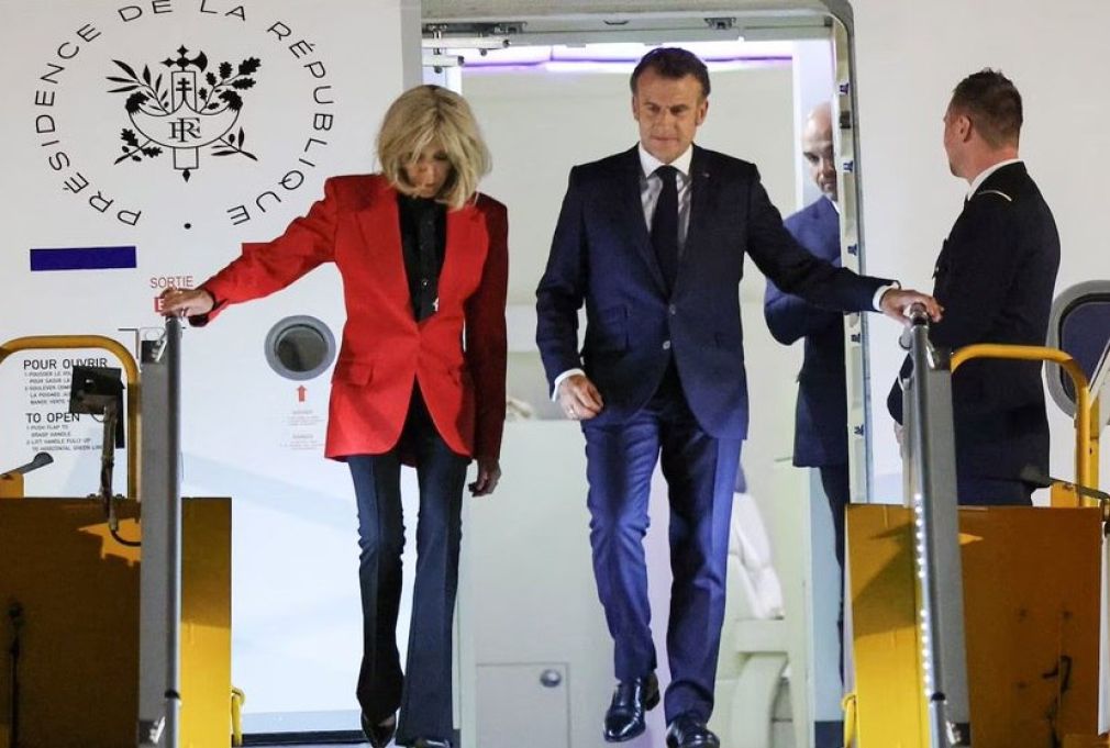 Brigitte Marie-Claude Macron le pega bofetada al presidente de Francia durante pequeña disputa mientras se abre puerta del avión. 