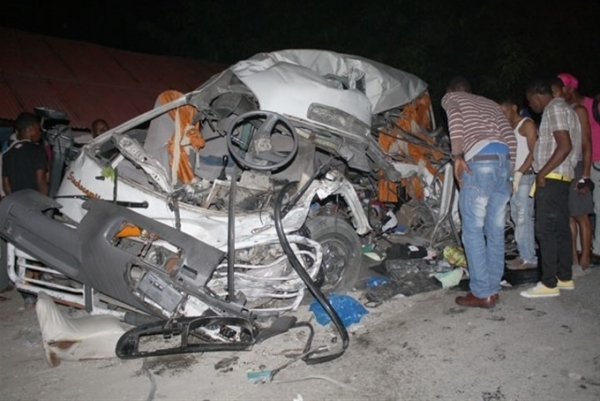 El minibús del transporte Tamayo-Santo Domingo, quedo en estado de chatarra luego que colisionara con una patana dejando diez muertos y varios heridos.