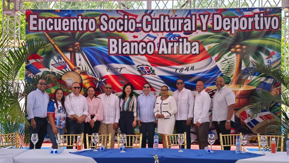 La foto muestra al alcalde de la ciudad de Lawrence, Brian A. DePeña, junto a su homólogo de Tenares, Kelvin Herrera al momento de hacer el anuncio del hermanamiento entre ambas ciudades. Foto Luis Rodríguez.