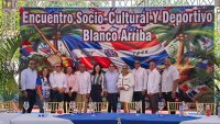 La foto muestra al alcalde de la ciudad de Lawrence, Brian A. DePeña, junto a su homólogo de Tenares, Kelvin Herrera al momento de hacer el anuncio del hermanamiento entre ambas ciudades. Foto Luis Rodríguez.