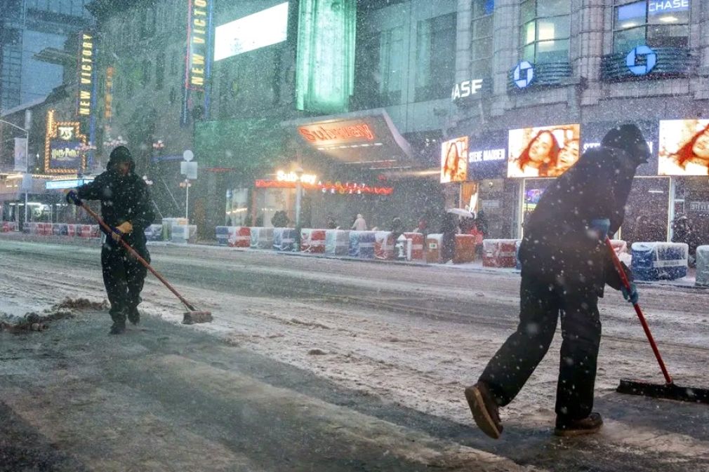  Trabajadores limpian la nieve de la carretera en Times Square durante la tormenta invernal en Nueva York, Nueva York, EE.UU. EFE/EPA/OLGA FEDOROVA.