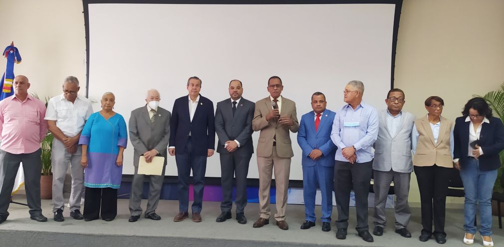Los integrantes del foro, Antonio Medina, vicerrector de Extensión de la UASD; ministro de Medio Ambiente, Orlando Jorge Mera; el defensor del pueblo, Pablo Ulloa; el director de la Comisión Medioambiental de la UASD, Luis Carvajal, y la activista social, Guadalupe Valdez, quien participó en representación de Andha.