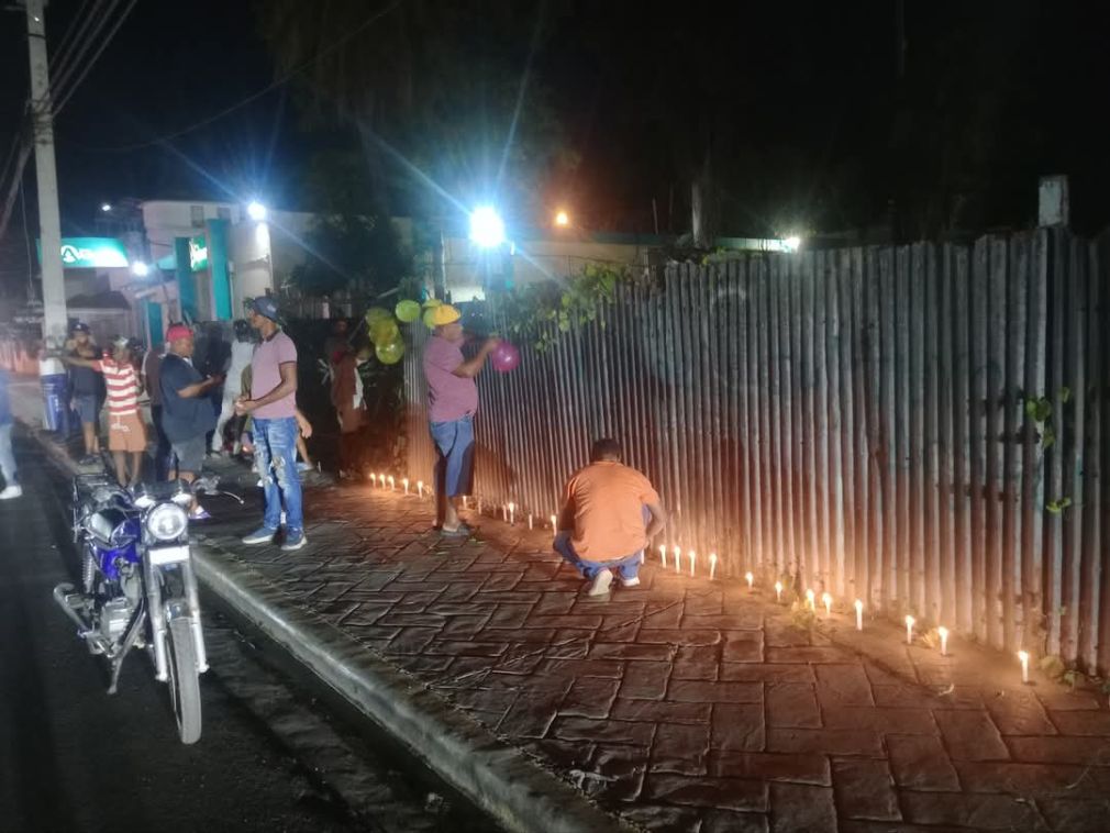 Ciudadanos encienden velas en frente de terrenos donde se construiría la obra.