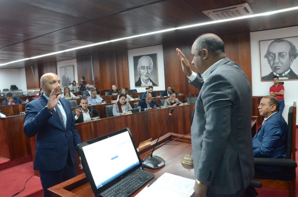 Ambioris González, presidente del Concejo de Regidores, ratificó a Sergio Beato como secretario de dicho concejo.