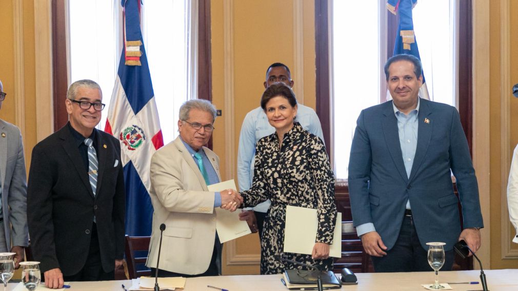 El pacto fue sellado en el Salón Verde del Palacio Nacional entre el Gobierno y el Colegio Médico Dominicano.