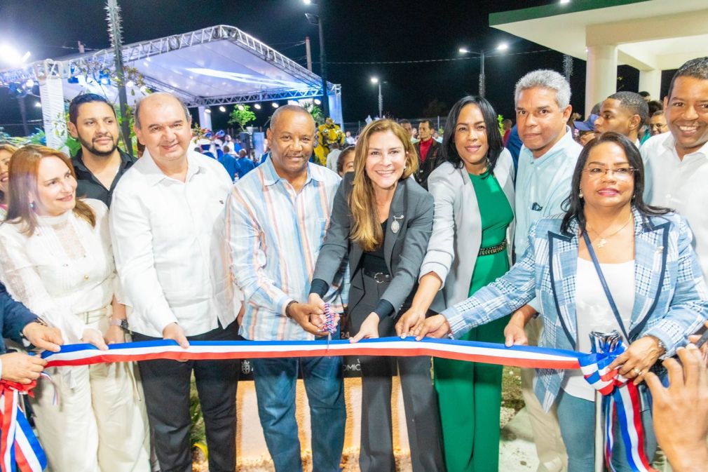 ADN, Domicem y Texaco entregan parque “Dominicanos en el Exterior”, totalmente reconstruido, y en homenaje a Juan Rodríguez, primer dominicano en emigrar.