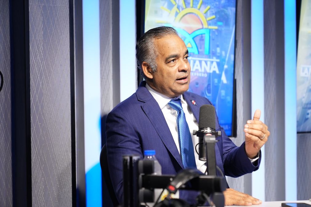 El ministro de Energía y Minas, Joel Santos, durante su entrevista en el programa La Mañana con Dary, transmitido por Super Q 100.9 FM.