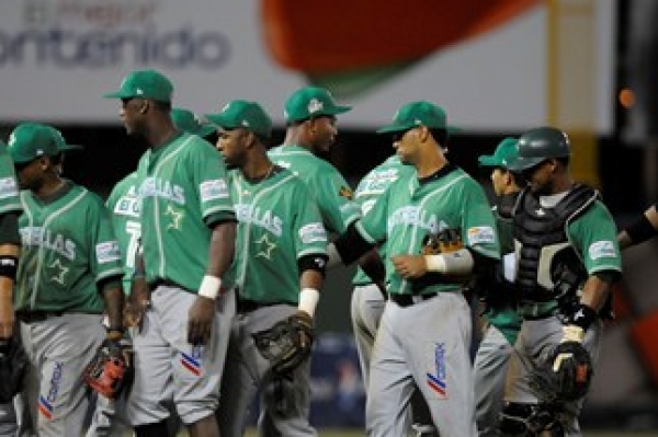 Estrellas vuelven a domar a los Leones