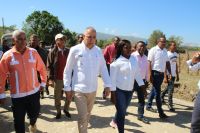 Acompañaron a Pérez Tejada, la Gobernadora provincial de Elías Piña, doctora Mily Johanna Martínez, el Diputado, Israel Mañón Alcántara, el Director Regional de DGDF, Juan Manuel Sena, el provincial de Desarrollo Fronterizo en Elías Piña, Ramón Capellán, Julio Núñez, alcalde de Comendador, así como decenas de dirigentes comunitarios y beneficiarios de la obra.