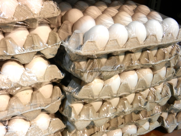 Cuando los huevos tienen un precio en el colmado, en los supermerados son mucho más caros.