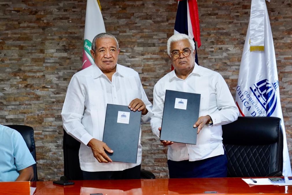 Amado de la Cruz, alcalde de Hato Mayor y Rafael A. Burgos Gómez, director general de Bienes Nacionales y director honorifico del Consejo Estatal del Azúcar (CEA).
