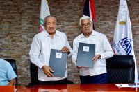Amado de la Cruz, alcalde de Hato Mayor y Rafael A. Burgos Gómez, director general de Bienes Nacionales y director honorifico del Consejo Estatal del Azúcar (CEA).