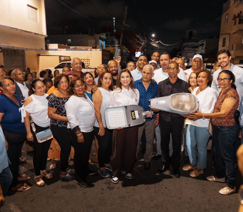 Carolina Mejía hizo acto de entrega de las luminarias LED.
