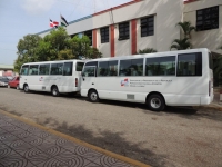 Senador y Presidencia entrega dos autobuses a estudiantes de la Cueva y Platanal: 