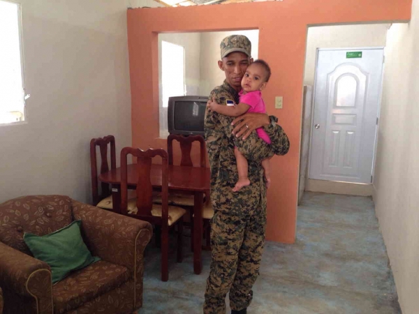 Ejercito entrega otra casa a sargento