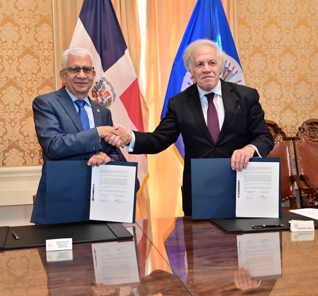 Ricardo de los Santos, presidente del Senado y Luis Almagro, secretario general de la OEA. 