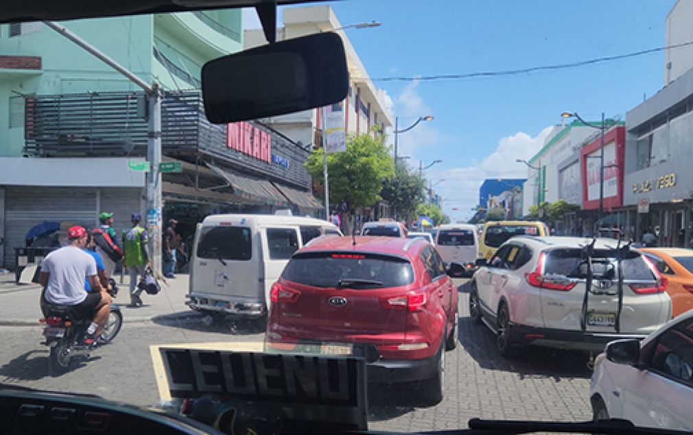 Un día normal en las zonas urbanas en las calles de República Dominicana. Foto: AVT/Municipiosaldia.