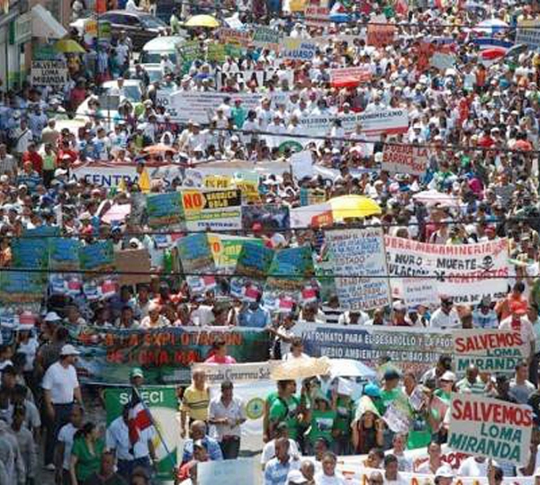 Marcha realizada el 16 de septiembre de 2012 contra la megamineria y la explotación de Loma Miranda.