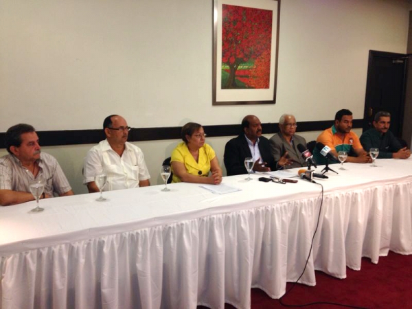 El presidente de Fenacodep Rene Japa, fue acompañado por Eduviges Castillo, Ramón Tejeda, Manuel Troncoso, Héctor Villalona, Pedro Ortiz, Rafael Rodríguez, Diomedes Troncoso, Héctor Pimentel, Leandro Ramírez.
