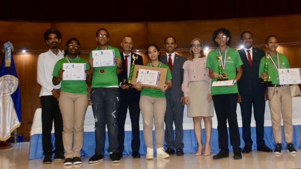 Estudiantes  ganadores de las olimpiadas “Ciencias de la Naturaleza 2024”, reciben los galardones entregados por autoridades de la UASD y del Ministerio de Educación. 