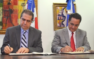 El rector de la UASD, doctor Iván Grullón Fernández y el ministro de Turismo, licenciado Francisco Javier García Fernández durante la firma del convenio
