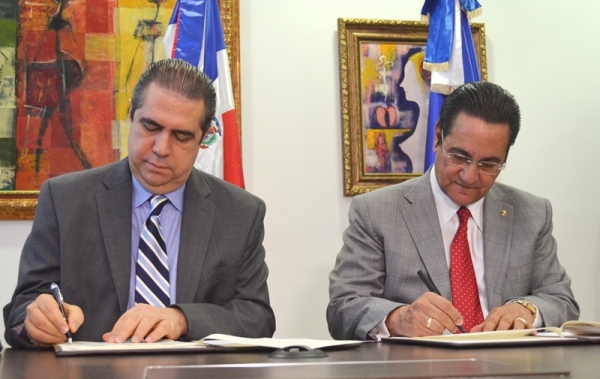 El rector de la UASD, doctor Iván Grullón Fernández y el ministro de Turismo, licenciado Francisco Javier García Fernández durante la firma del convenio