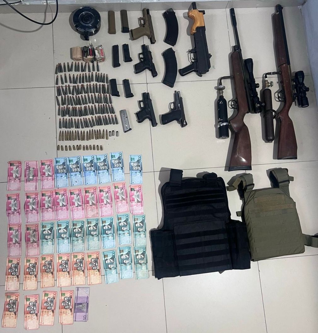 Incautan arsenal de armas y dinero en efectivo durante allanamientos en el municipio de El Pino, Dajabón.