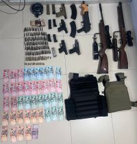Incautan arsenal de armas y dinero en efectivo durante allanamientos en el municipio de El Pino, Dajabón.