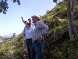 El ministro de Medio Ambiente Bautista Rojas Gómez, en su recorrido por zona montañosa de ambos países.