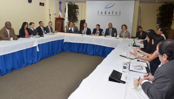 Vista de la primera reunión sostenida por representantes de municipios y empresas de telecomunicaciones, en la cual el presidente del Indotel, licenciado Carlos Amarante Baret, decidió que el órgano regulador iniciara un proceso de mediación para resolver las diferencias entre estos sectores por el cobro de arbitrios y tasas municipales.