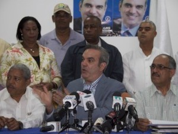Luís Abinader promete llevar salarios de agentes policiales a 22 mil 600 pesos: 