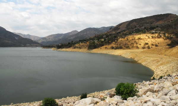 Presa Sabana Yegua en Azua con embalses con poca agua.