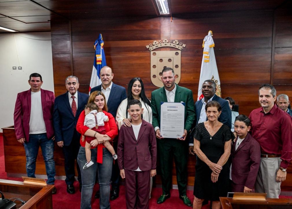 La decisión fue aprobada durante la sesión ordinaria del 16 de diciembre de 2025, conforme al acta núm. 27-25, a solicitud del alcalde Ulises Rodríguez, quien sometió formalmente la propuesta ante el Concejo Municipal.