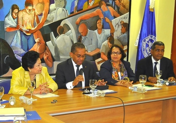 Mateo Aquino Febrillet da a conocer la resolución en donde se cambia la fecha de inico del semestre en la UASD.