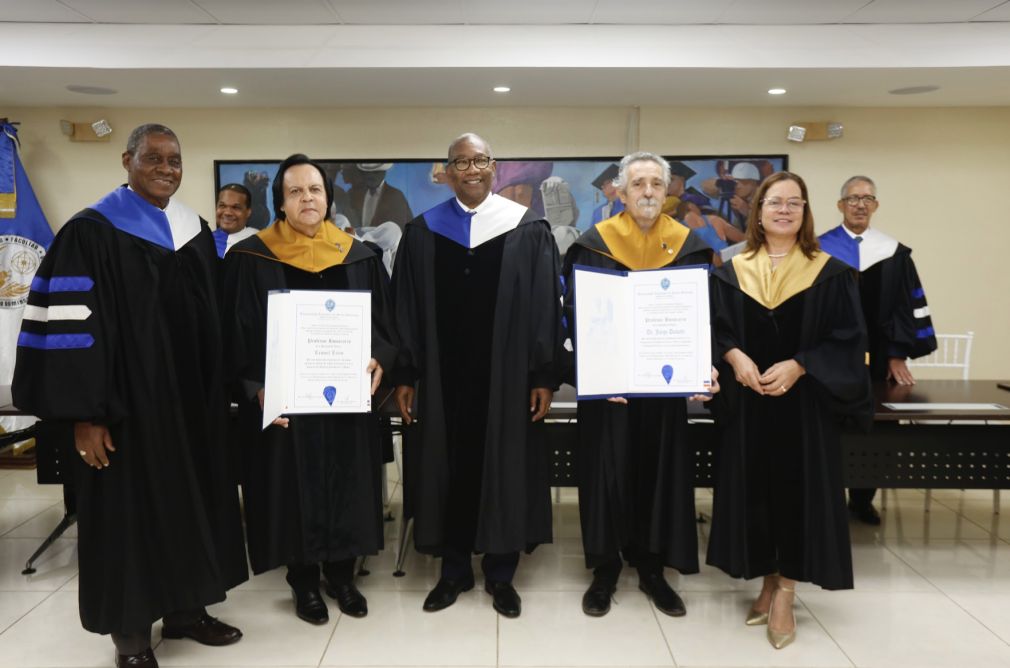 Los galardonados recibieron sendos diplomas que los acreditan como “Profesores Honorarios” de la Facultad de Artes.