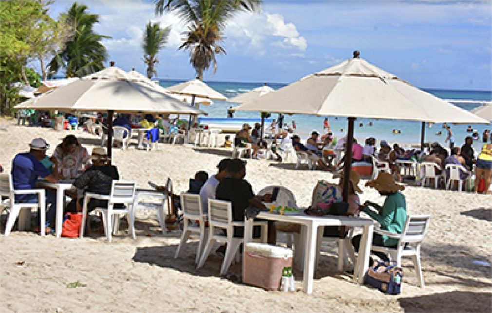 Vacacionistas disfrutando en una de las maravillosas playas de República Dominicana en Semana Santa.