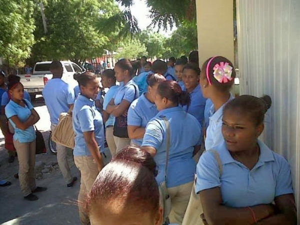 En Neiba desocupan liceo regional y distrito escolar
